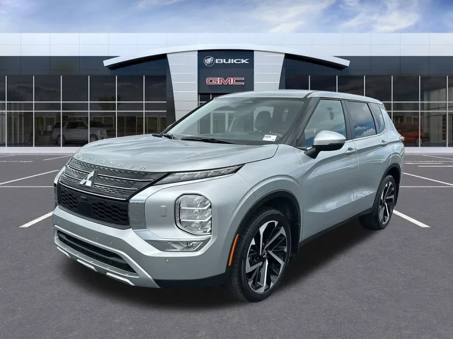 2023 Mitsubishi Outlander SE photo 1
