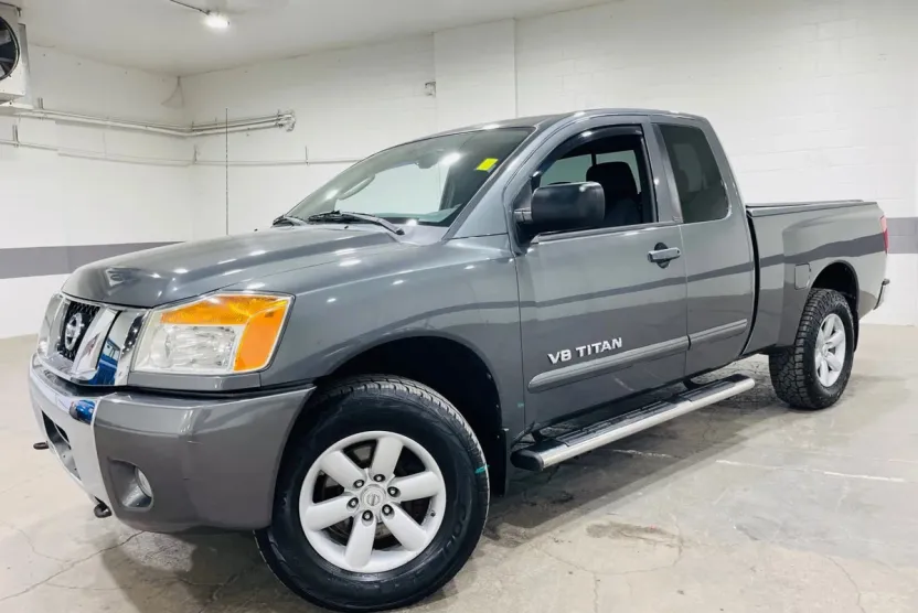 2011 Nissan Titan SV King Cab photo 1