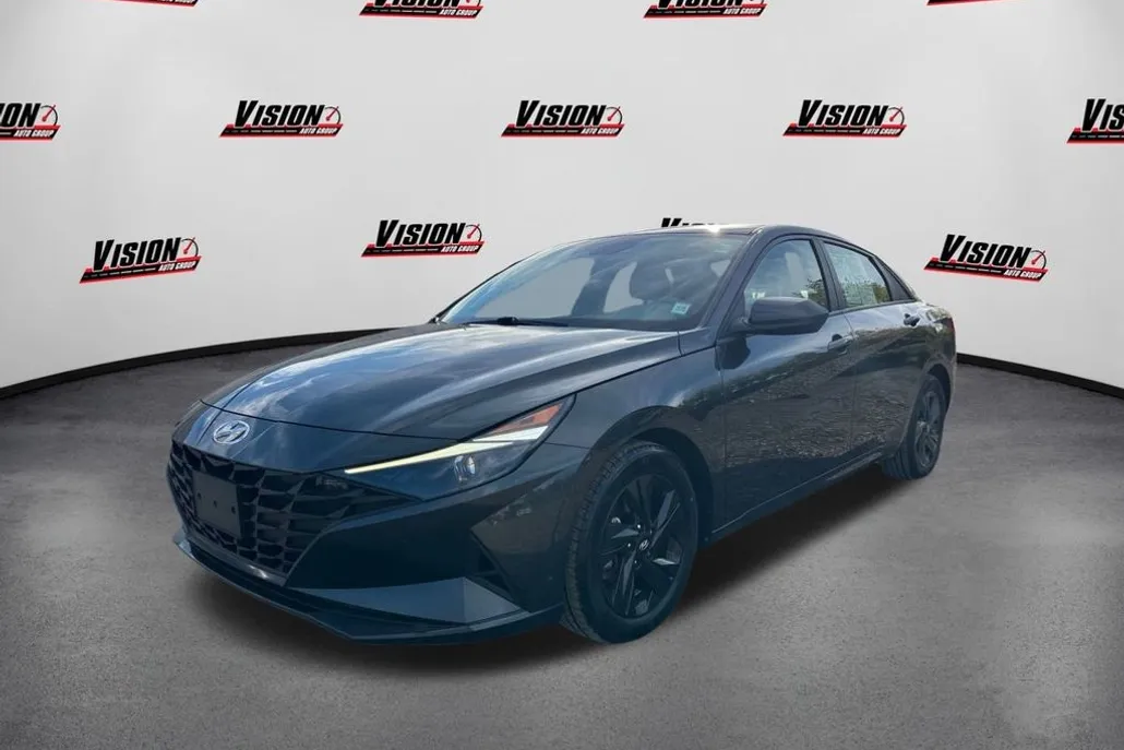 2023 Hyundai Elantra SEL photo 1