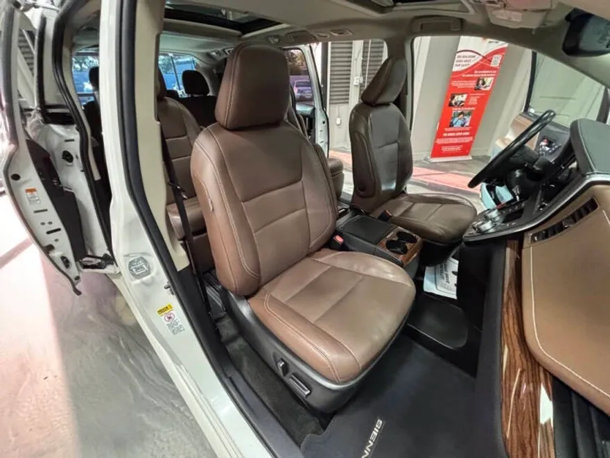 2015 Toyota Sienna Limited Premium photo 1