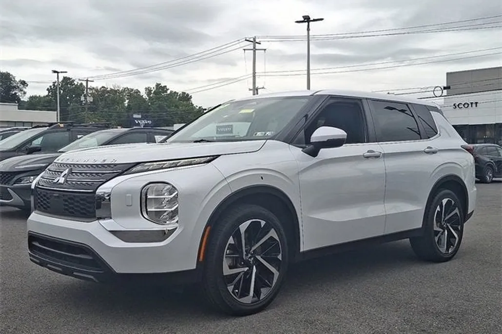 2022 Mitsubishi Outlander ES photo 1
