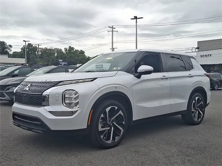 2022 Mitsubishi Outlander ES photo 1
