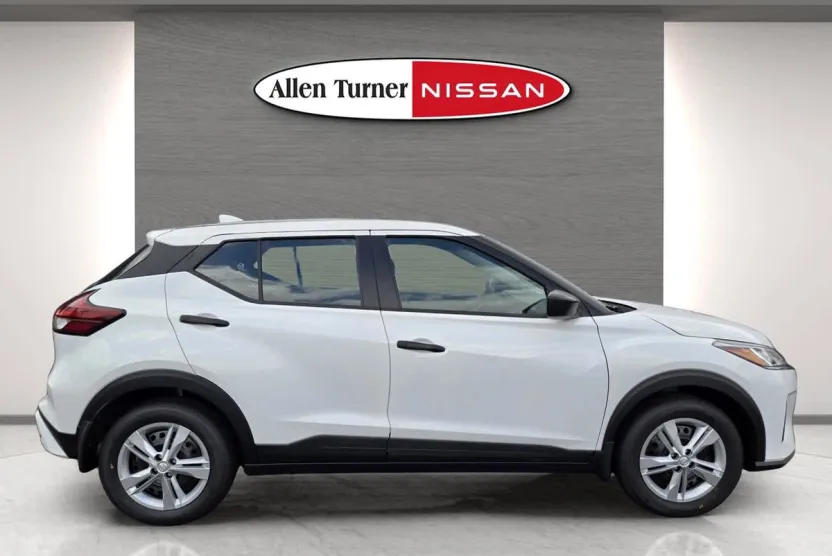 2025 Nissan Kicks Play S photo 1