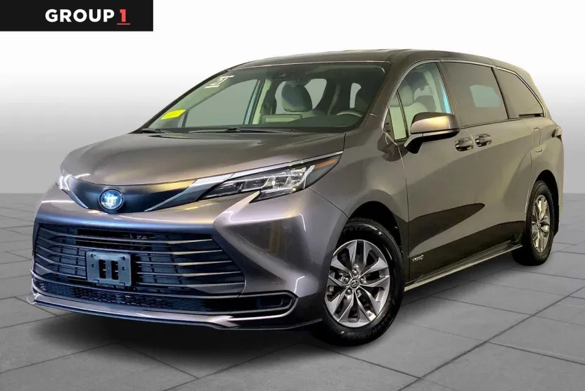 2021 Toyota Sienna LE photo 1