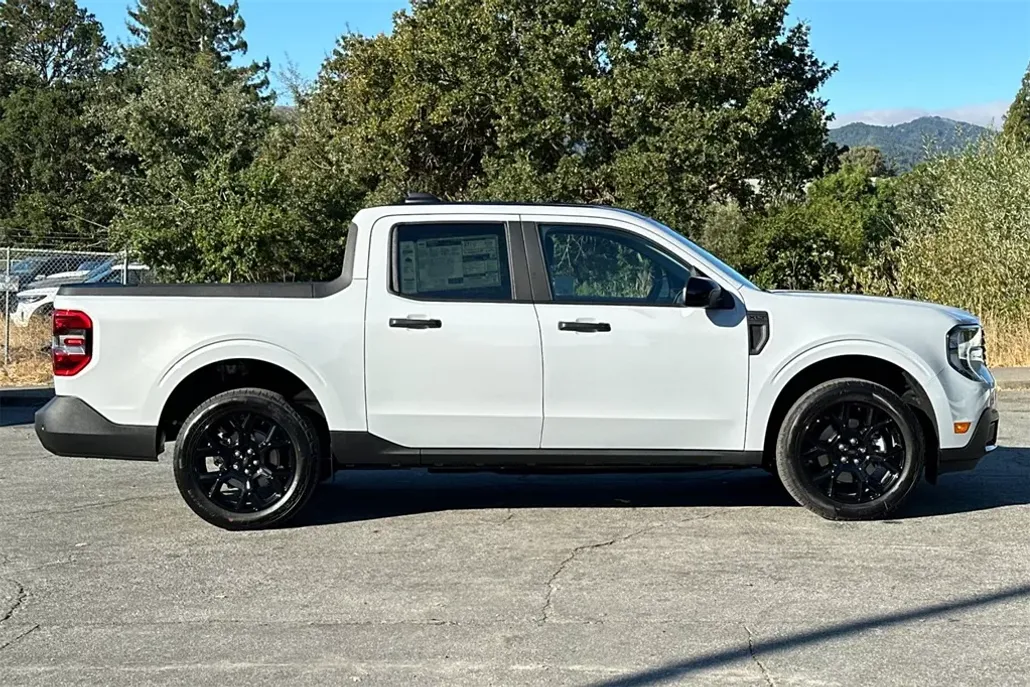 2025 Ford Maverick XLT photo 1