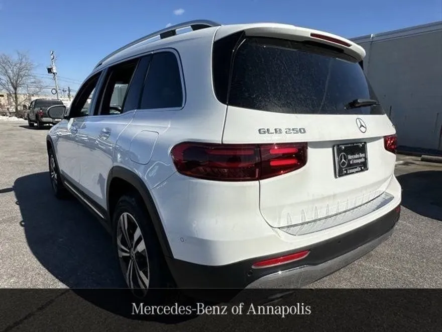 2025 Mercedes Benz GLB 250 4MATIC photo 2