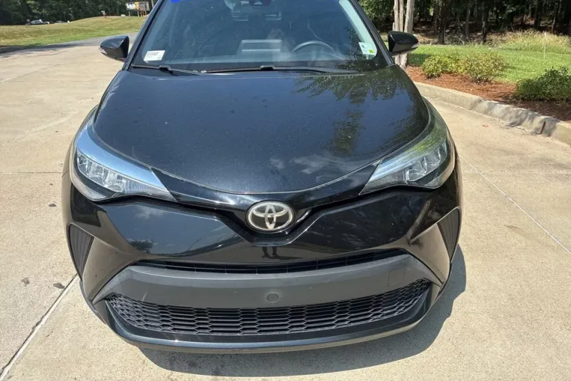 2020 Toyota C-HR LE photo 1
