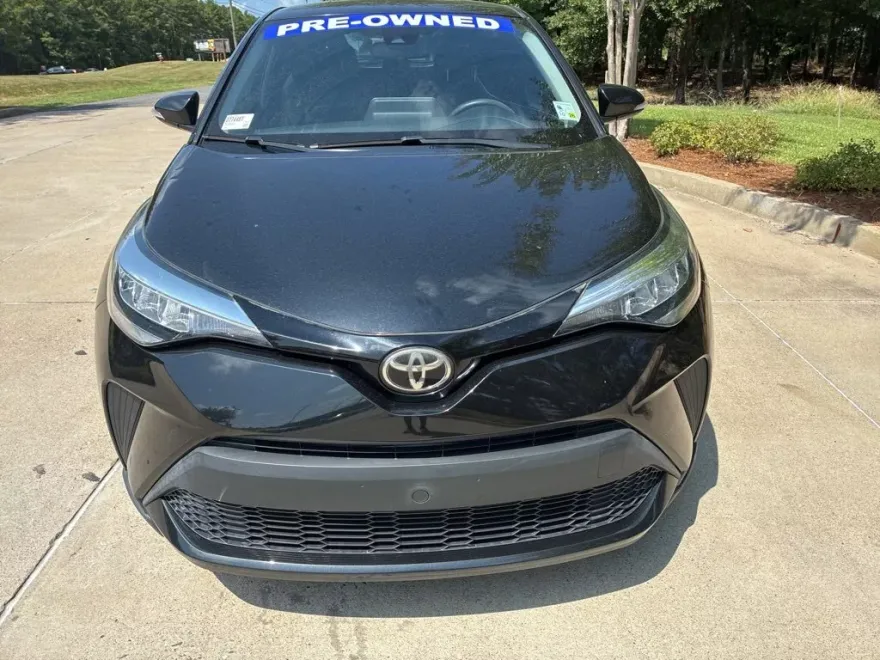 2020 Toyota C-HR LE photo 1