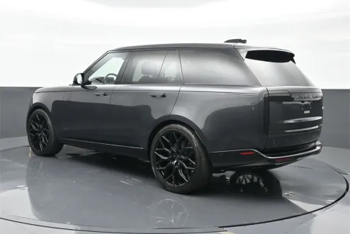 2023 Land Rover Range Rover SE photo 3
