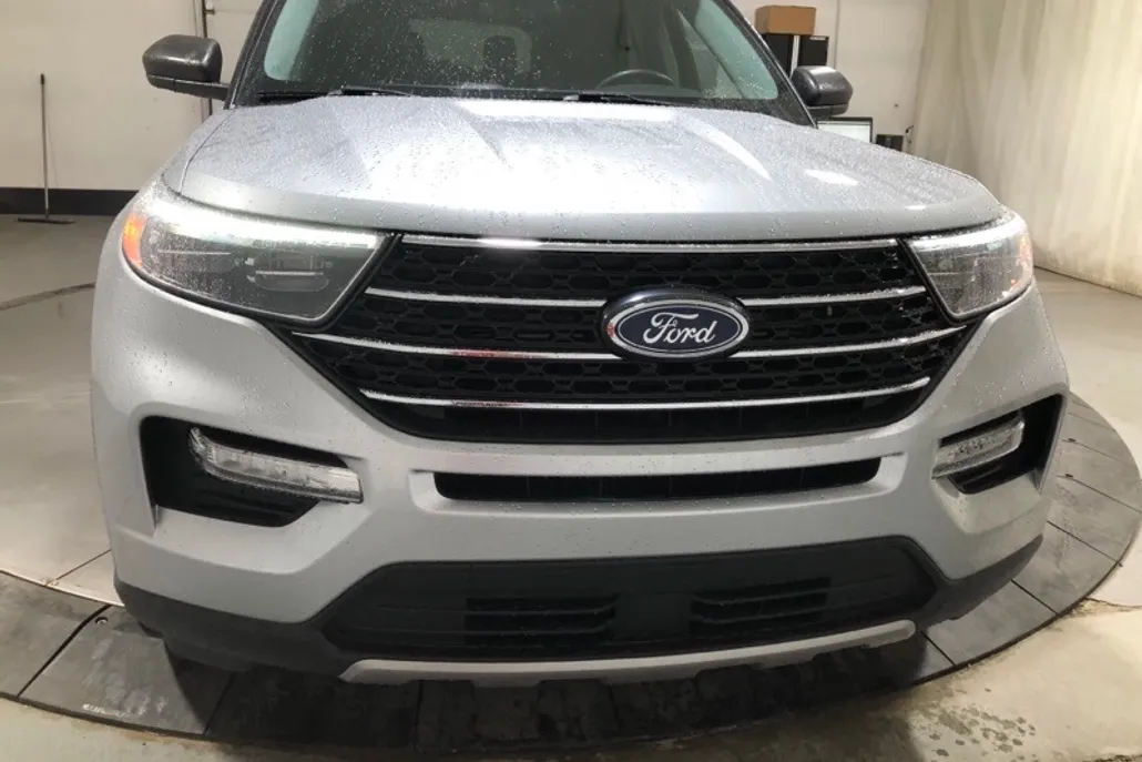 2023 Ford Explorer XLT photo 1