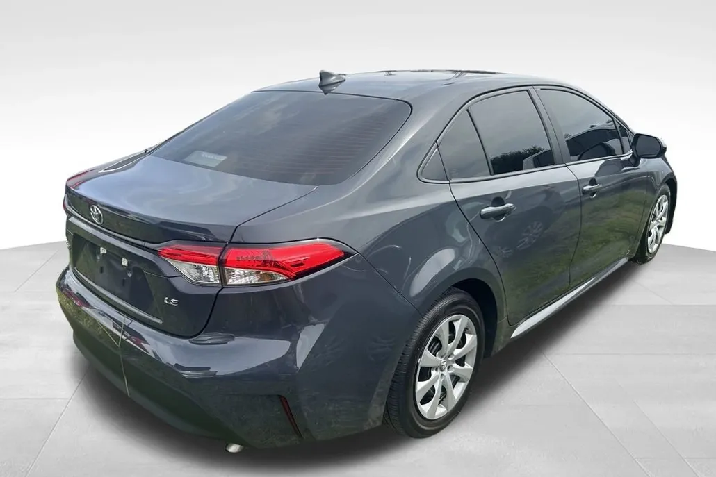 2024 Toyota Corolla LE photo 1