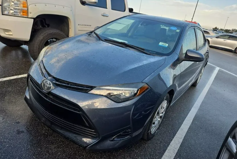 2018 Toyota Corolla LE photo 1