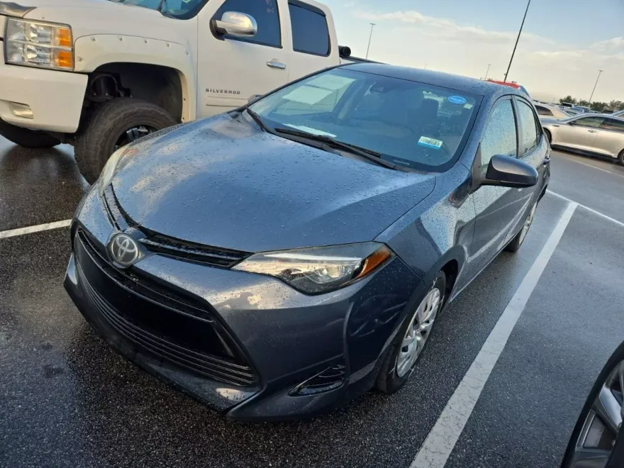 2018 Toyota Corolla LE photo 1