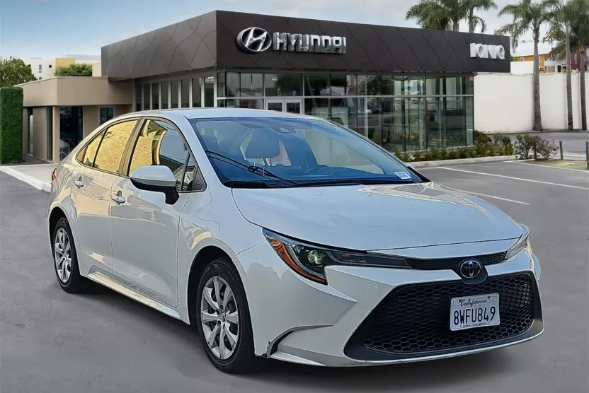 2021 Toyota Corolla LE photo 1