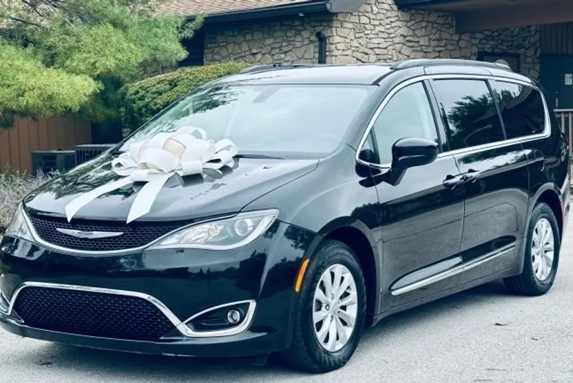 2017 Chrysler Pacifica Touring L photo 1