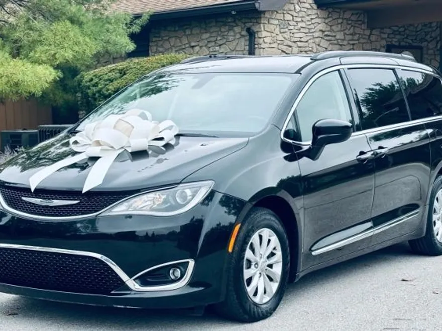 2017 Chrysler Pacifica Touring L photo 1