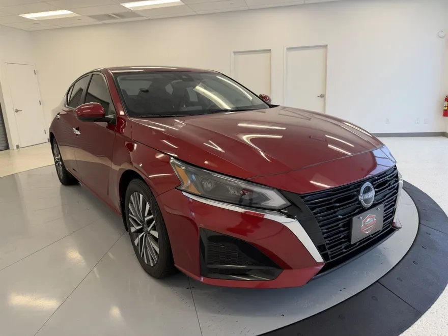 2023 Nissan Altima 2.5 SV photo 1