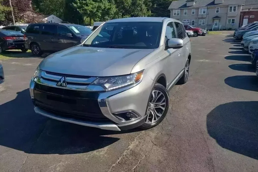 2018 Mitsubishi Outlander LE photo 1