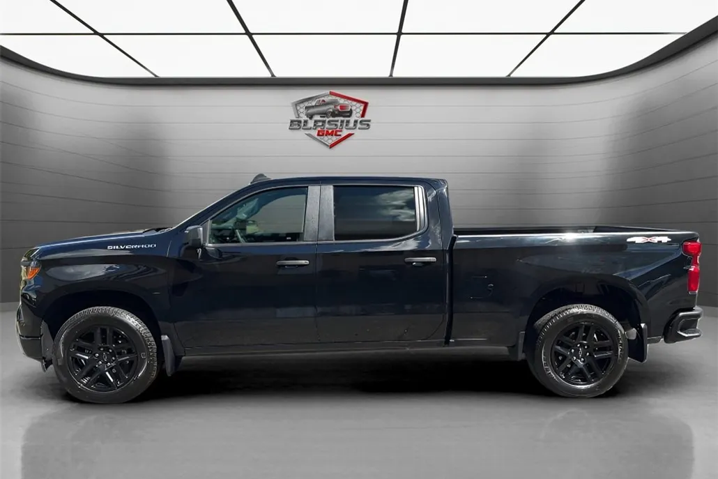 2023 Chevrolet Silverado 1500 Custom photo 1