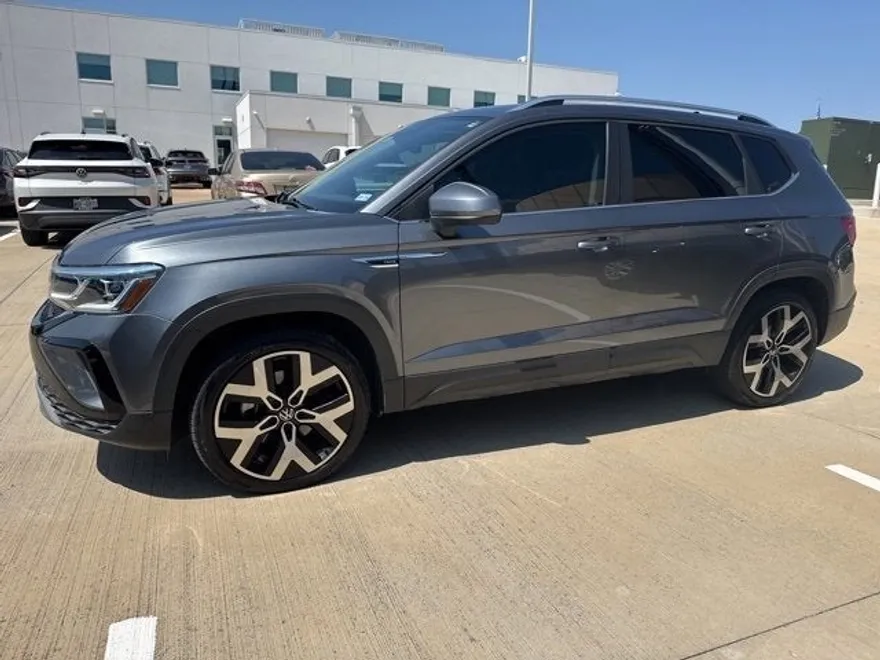 2022 Volkswagen Taos SEL photo 1
