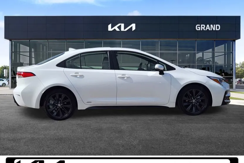 2024 Toyota Corolla Hybrid SE photo 1