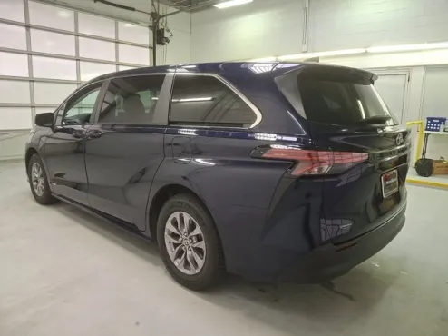 2021 Toyota Sienna LE photo 4