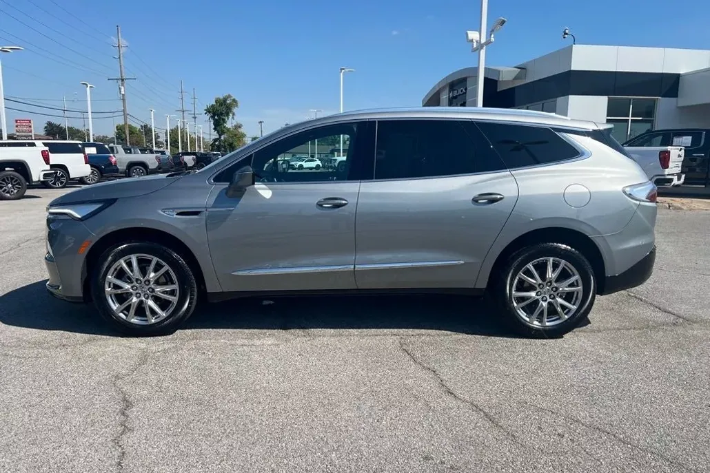 2024 Buick Enclave Essence photo 1