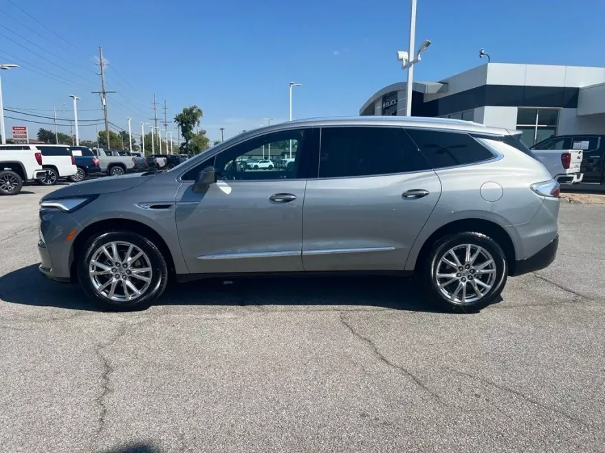 2024 Buick Enclave Essence photo 1
