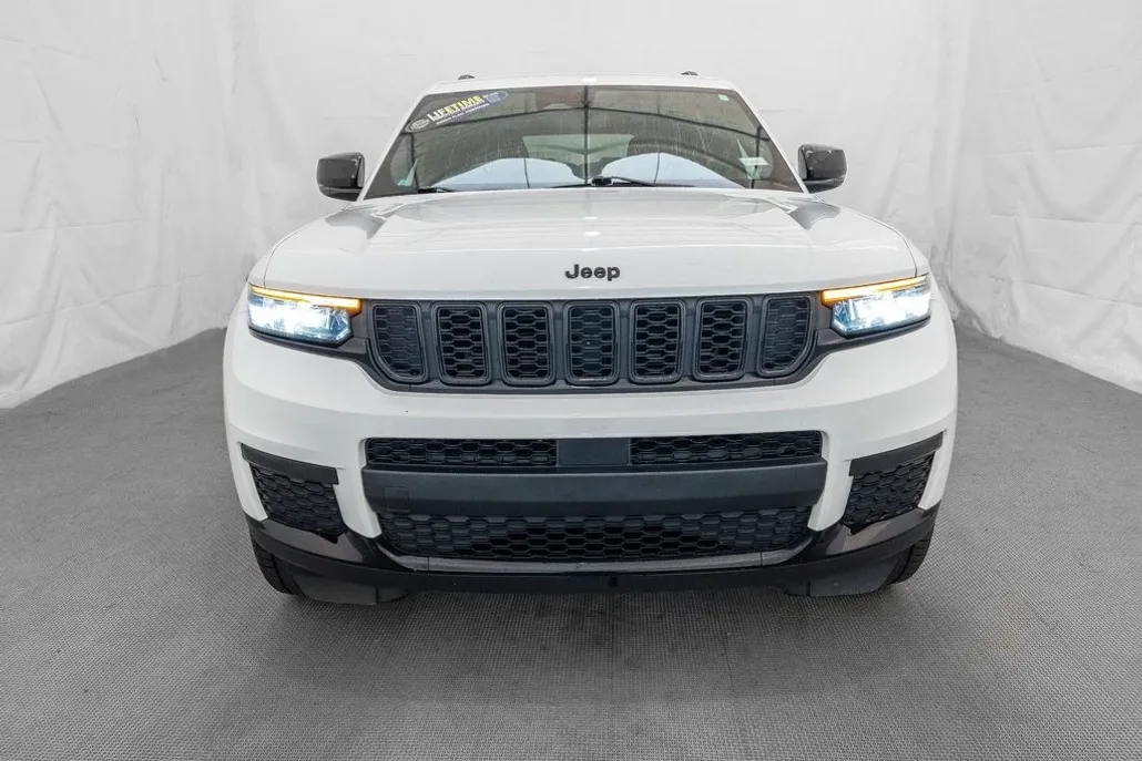 2023 Jeep Grand Cherokee Altitude photo 1