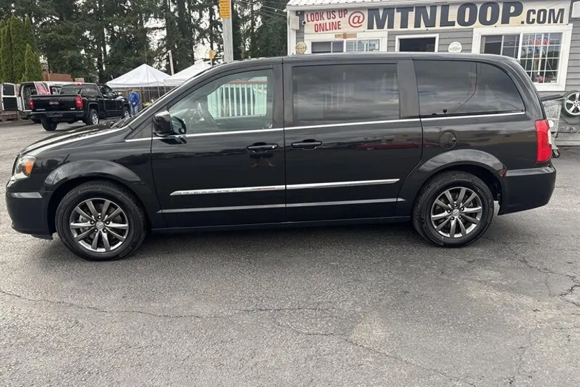 2015 Chrysler Town & Country S photo 1