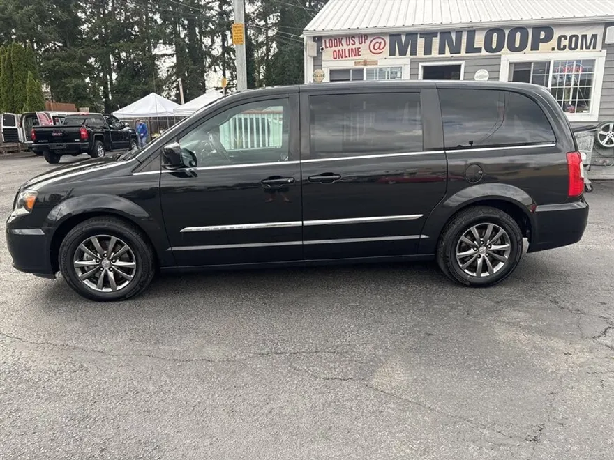 2015 Chrysler Town & Country S photo 1
