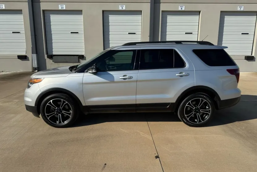 2015 Ford Explorer Sport photo 1
