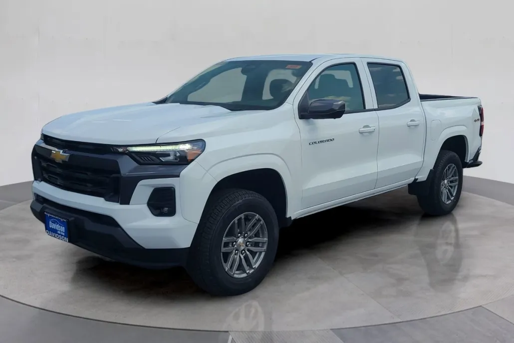 2025 Chevrolet Colorado Work Truck LT photo 1
