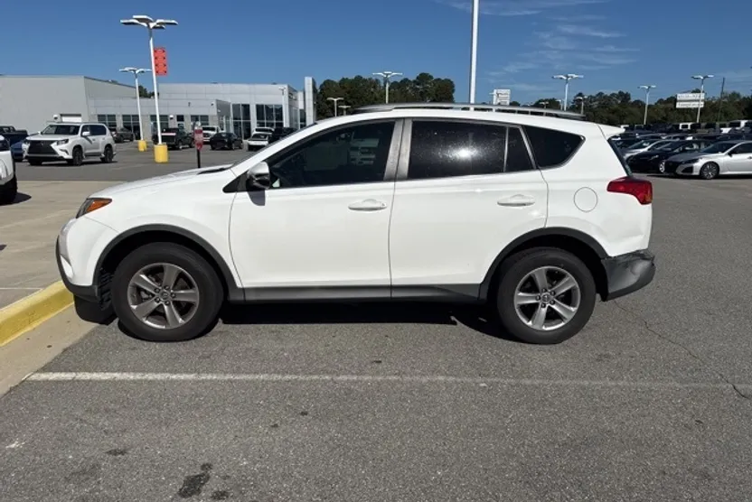 2015 Toyota RAV4 XLE photo 1