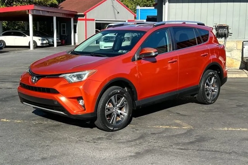 2016 Toyota RAV4 XLE photo 1
