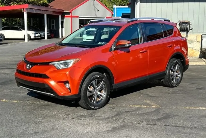 2016 Toyota RAV4 XLE photo 1