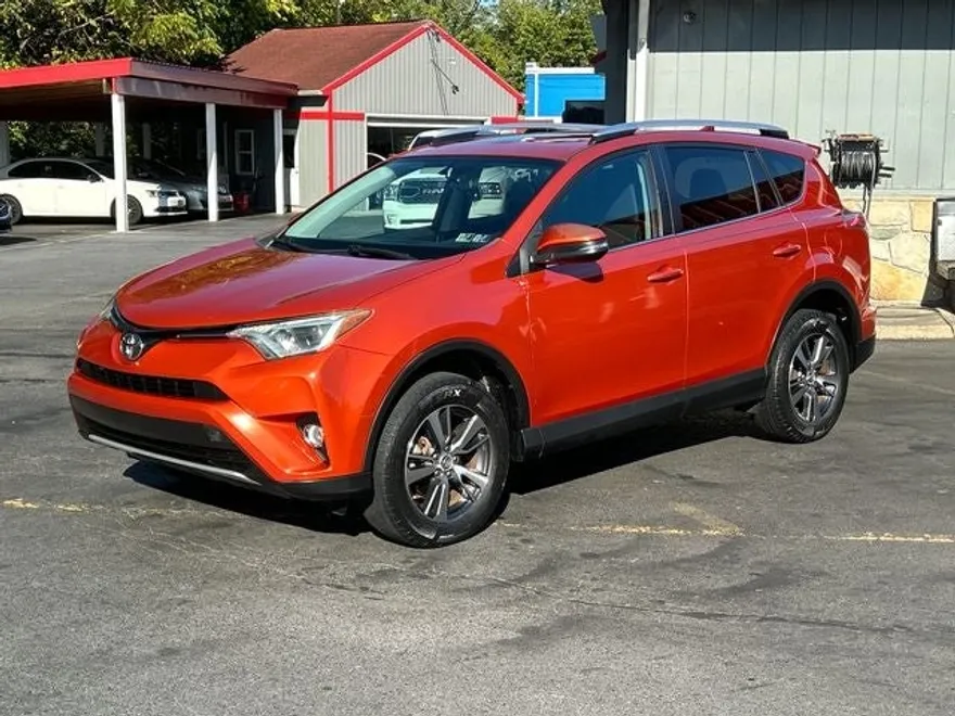 2016 Toyota RAV4 XLE photo 1
