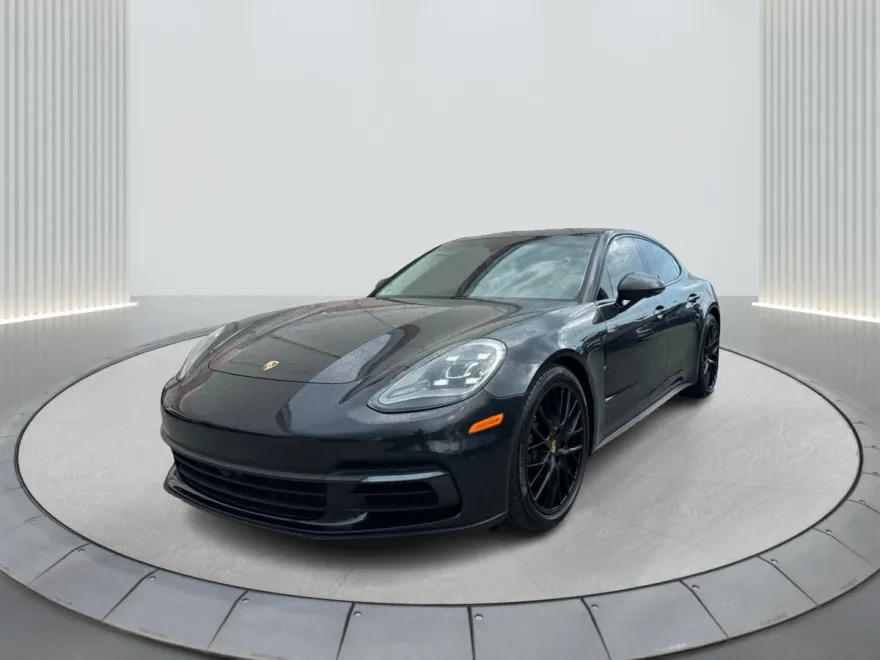 2017 Porsche Panamera 4 photo 1