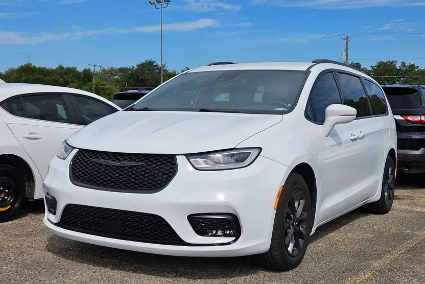 2021 Chrysler Pacifica Touring photo 1