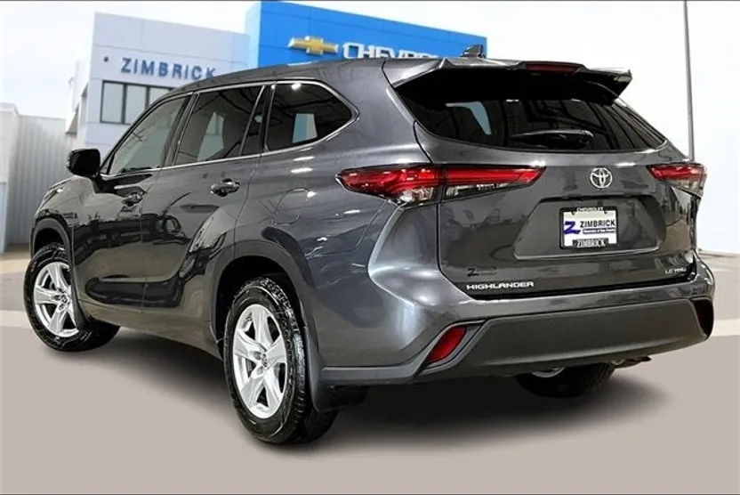 2021 Toyota Highlander LE photo 1