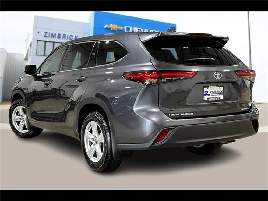 2021 Toyota Highlander LE photo 1