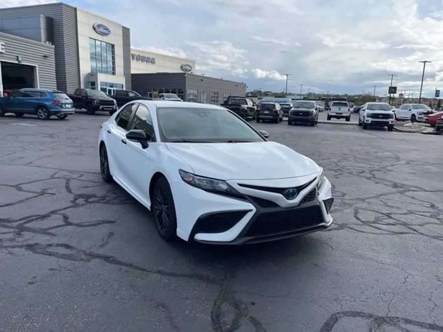 2022 Toyota Camry Hybrid SE photo 1
