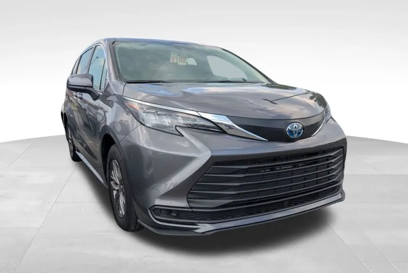 2025 Toyota Sienna LE photo 1
