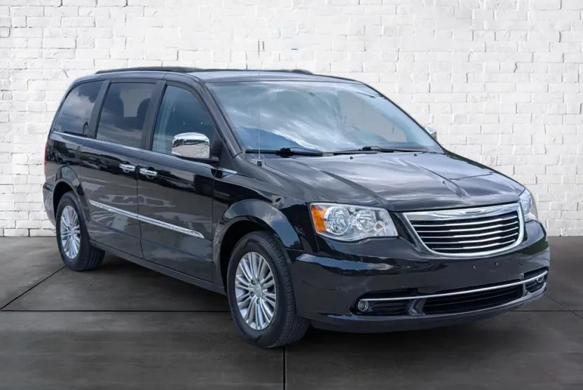 2015 Chrysler Town & Country photo 1