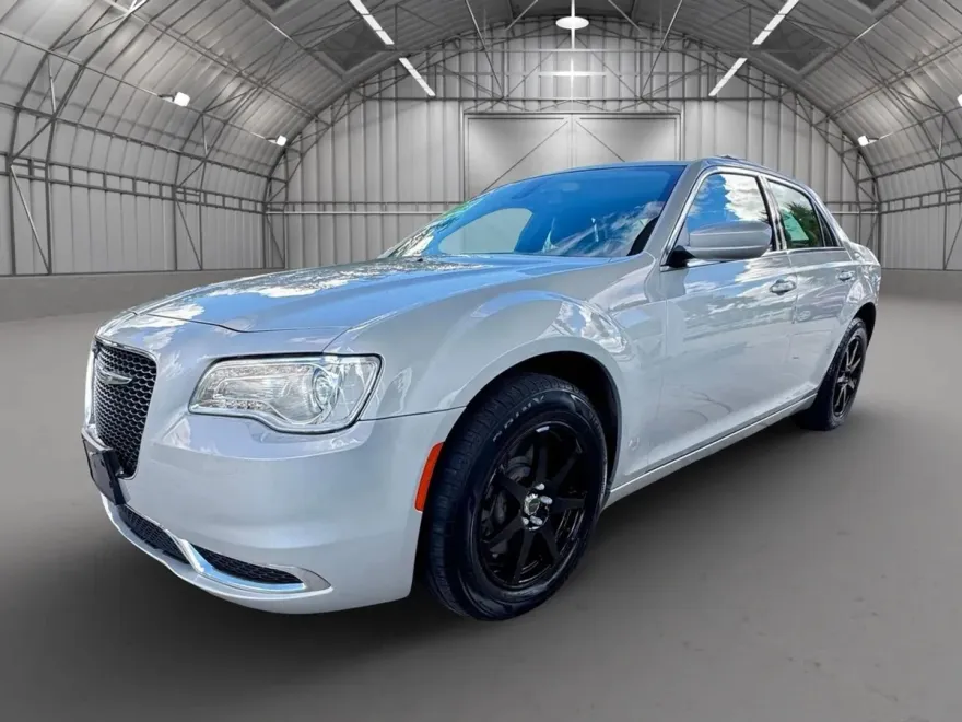 2019 Chrysler 300 Touring L photo 1