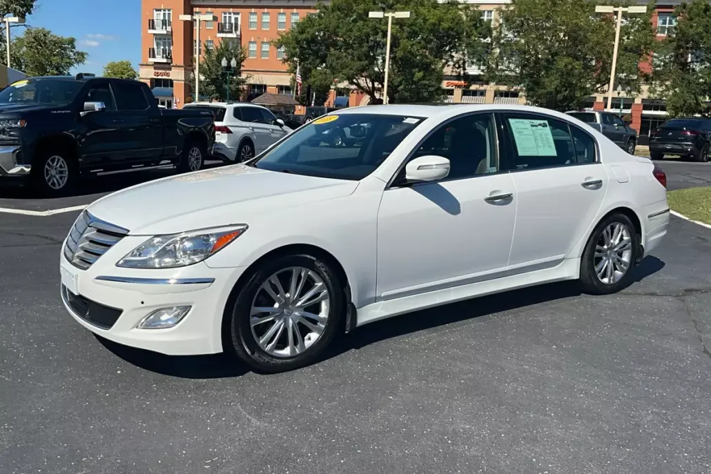 2013 Hyundai Genesis 3.8 photo 1