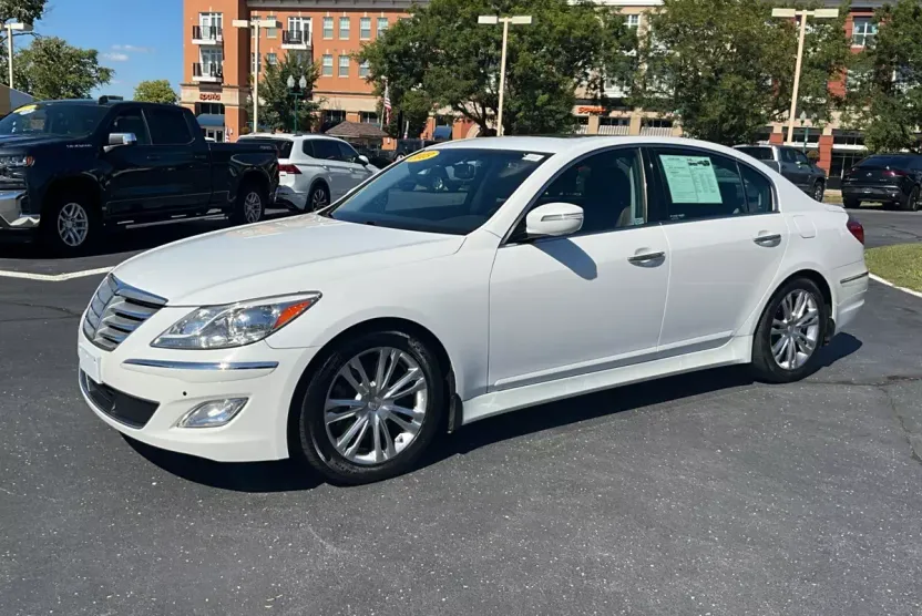 2013 Hyundai Genesis 3.8 photo 1