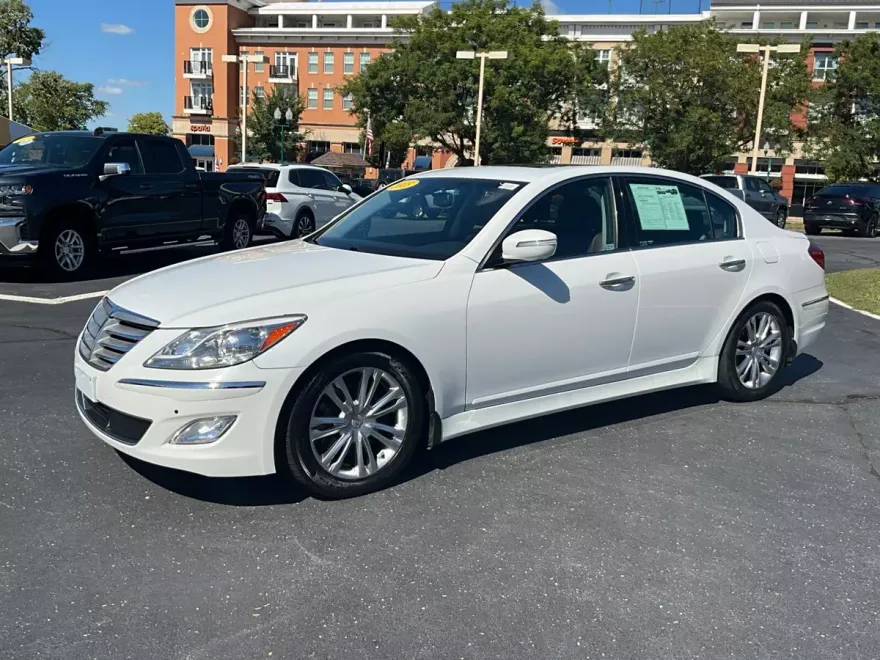 2013 Hyundai Genesis 3.8 photo 1