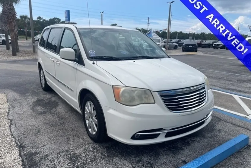 2013 Chrysler Town & Country Touring photo 1