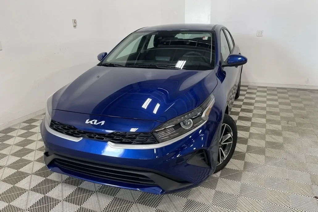 2023 Kia Forte LXS photo 1